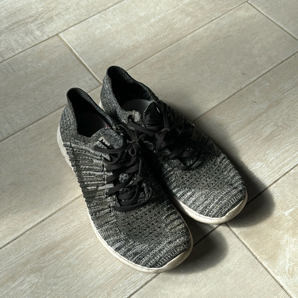 NIKE FlyKnit Black and Grey Speckle